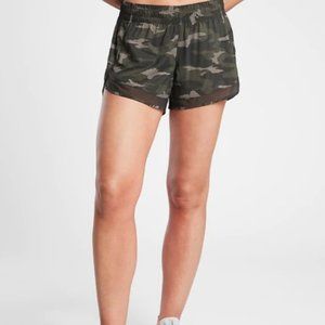 Athleta Mesh Racer Run Short 4" Green Camo, Medium